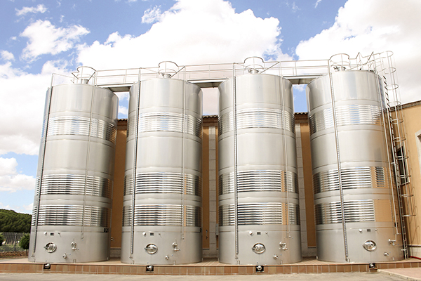 bodega barriles acero vino inoxidable pedroñeras